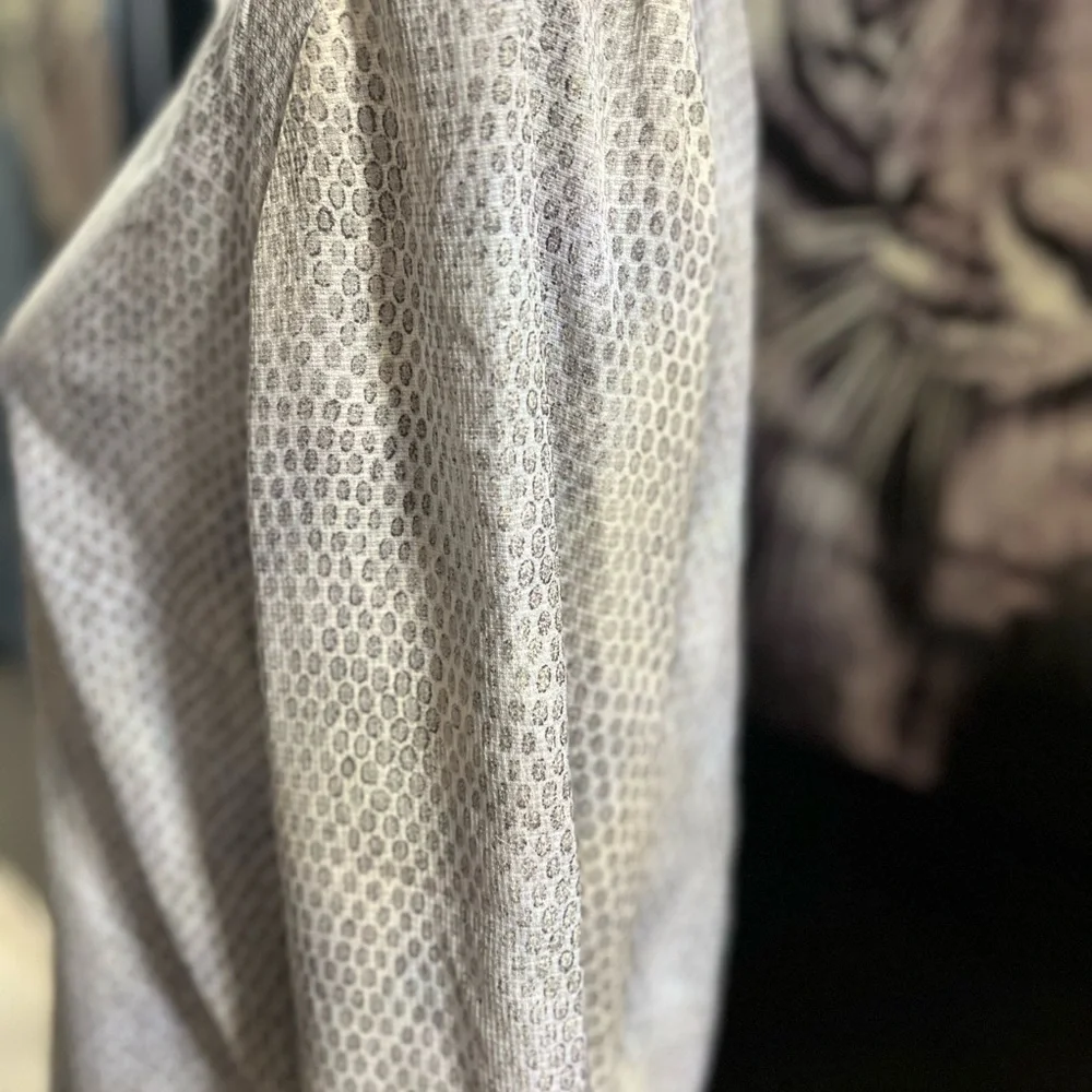 LIKE NEW -VERY CLASSY CARLISLE SHEER LONG SLEEVE BLOUSE SZ 8 - Picture 3 of 6